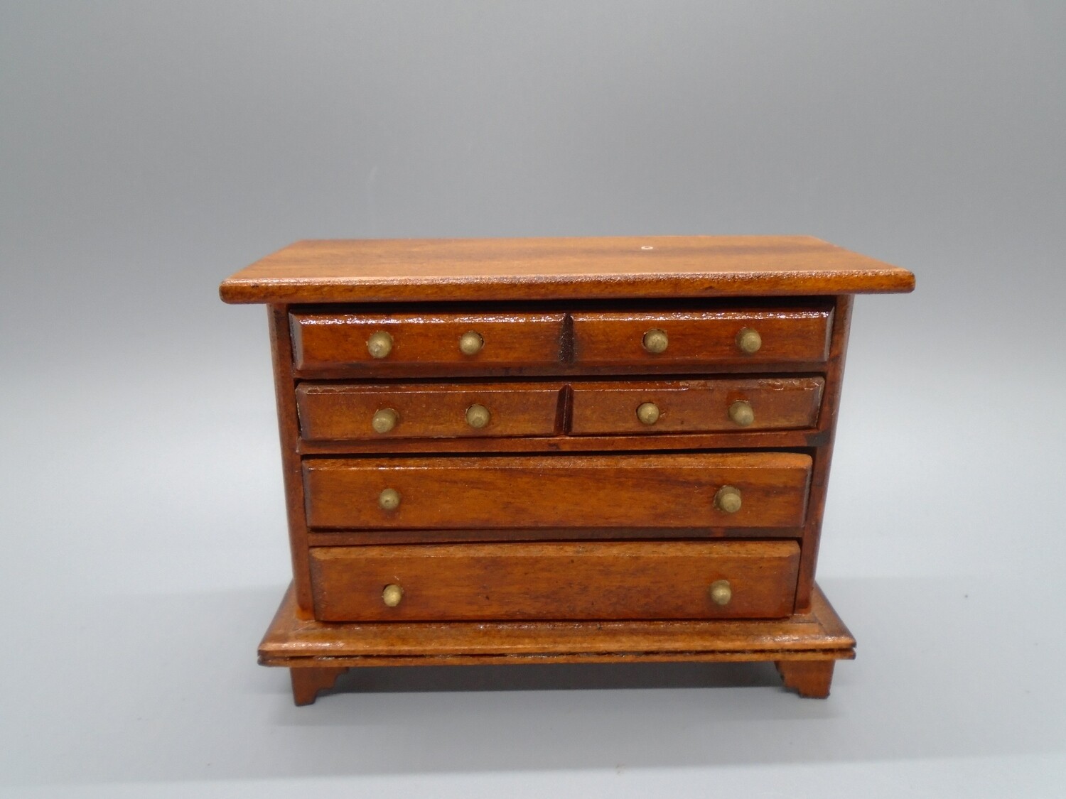 BROWN WOOD CHEST