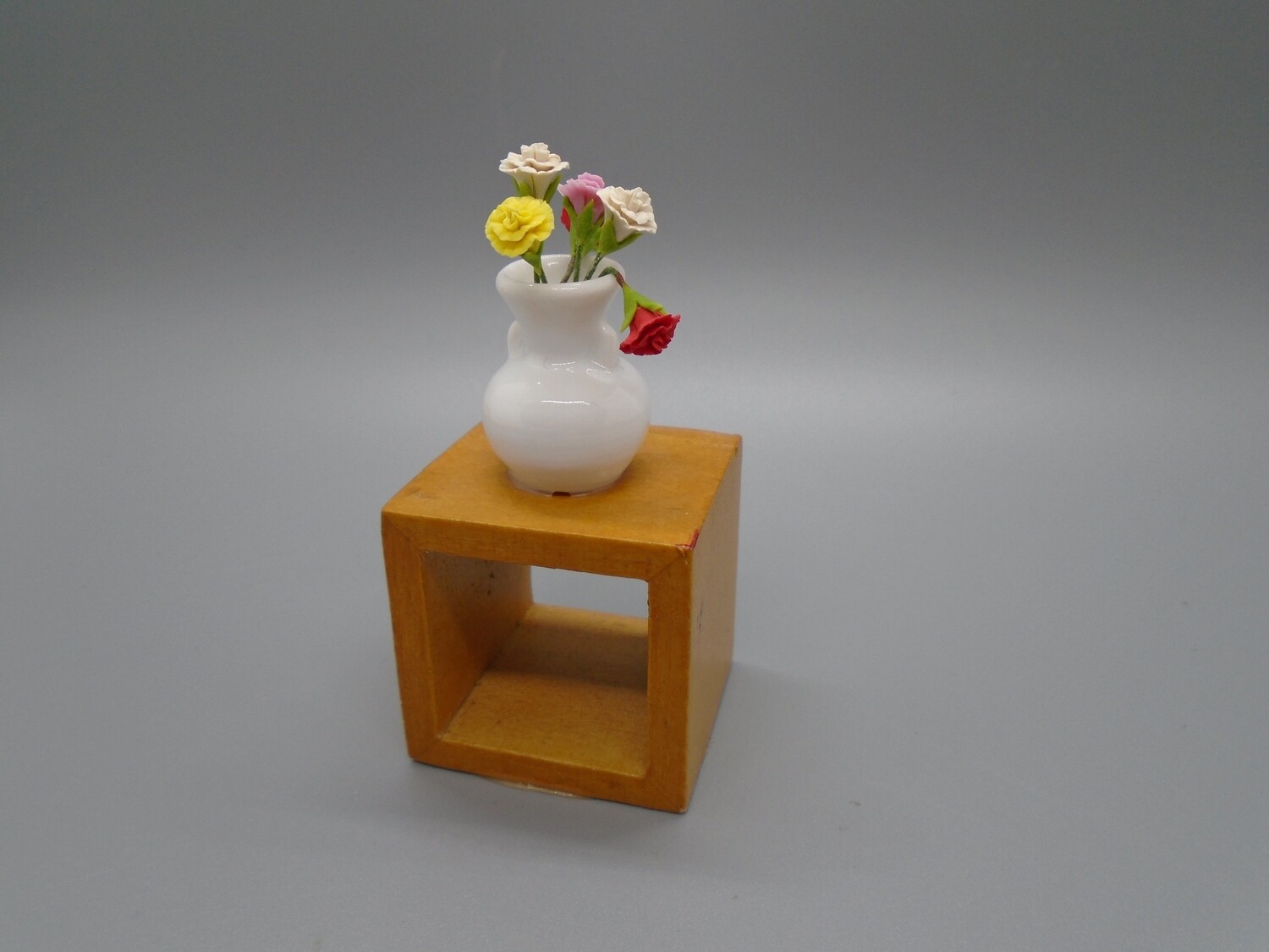 SMALL CUBE TABLE WITH FLOWERS