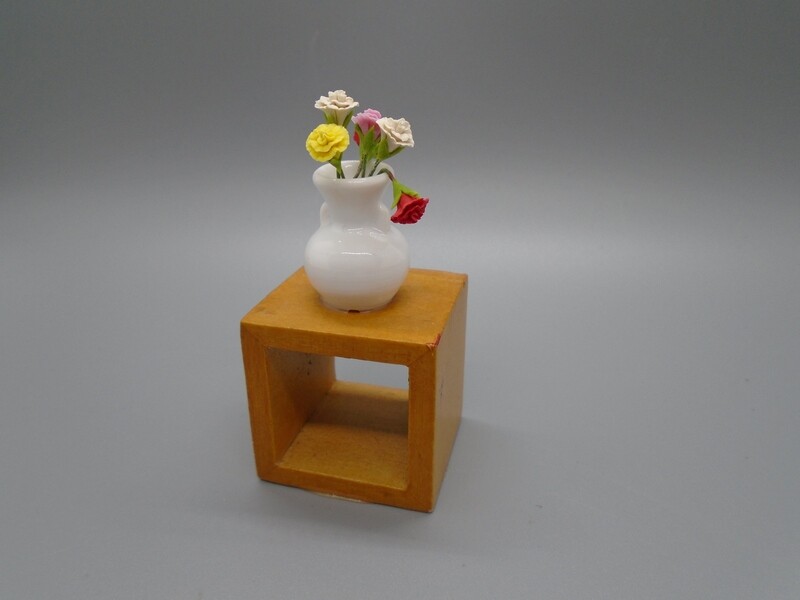 SMALL CUBE TABLE WITH FLOWERS