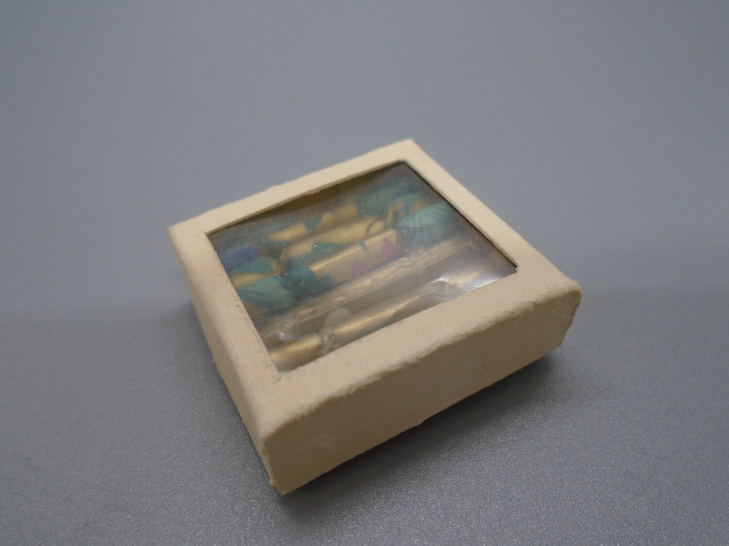 BOX OF CHRISTMAS CRACKERS