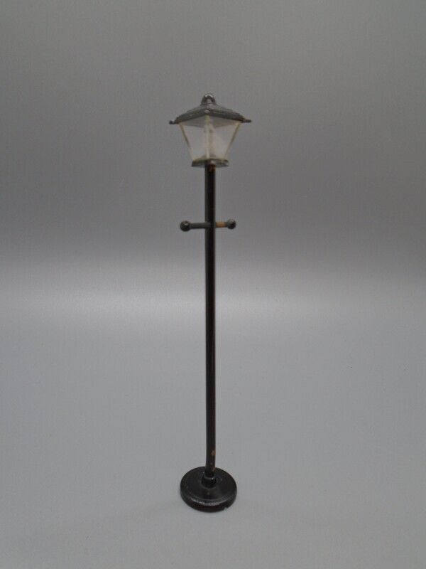 SMALL BLACK STREET LAMP
