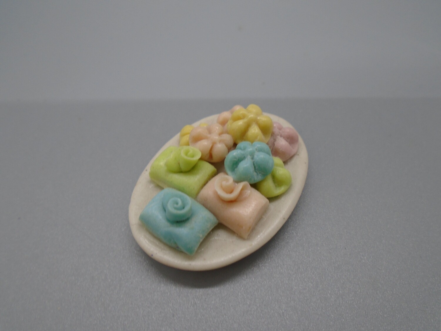 LARGE PLATE OF PASTEL CAKES