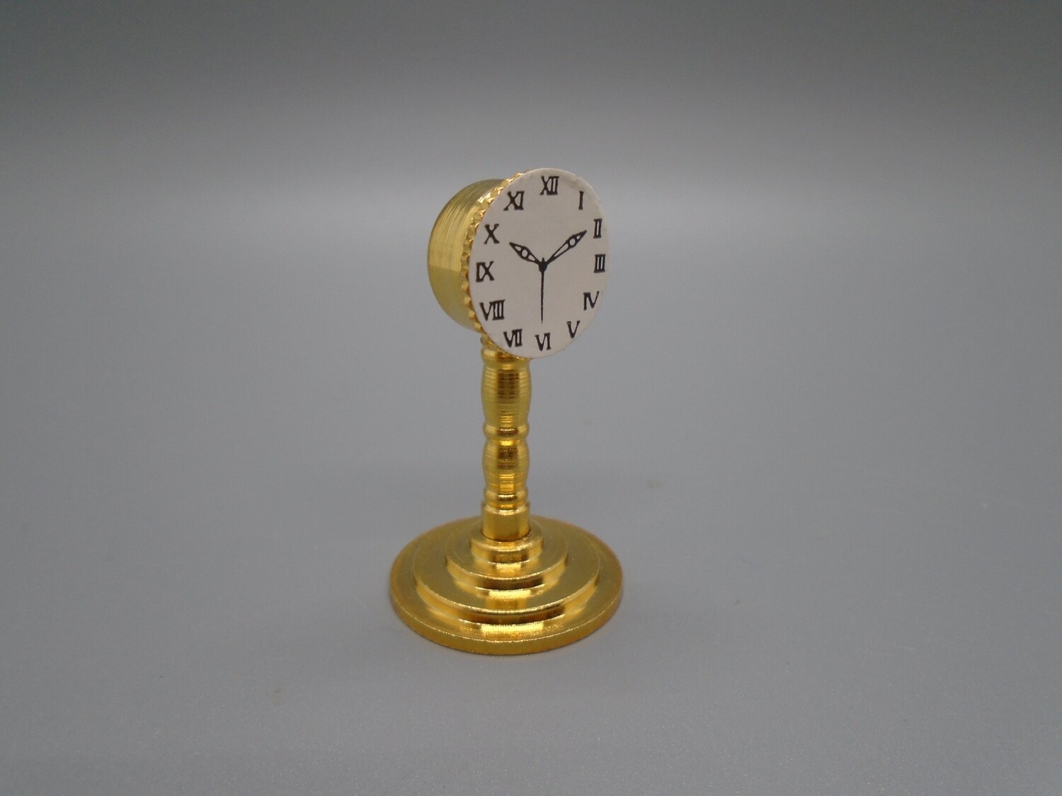 MANTLEPIECE CLOCK ON STAND