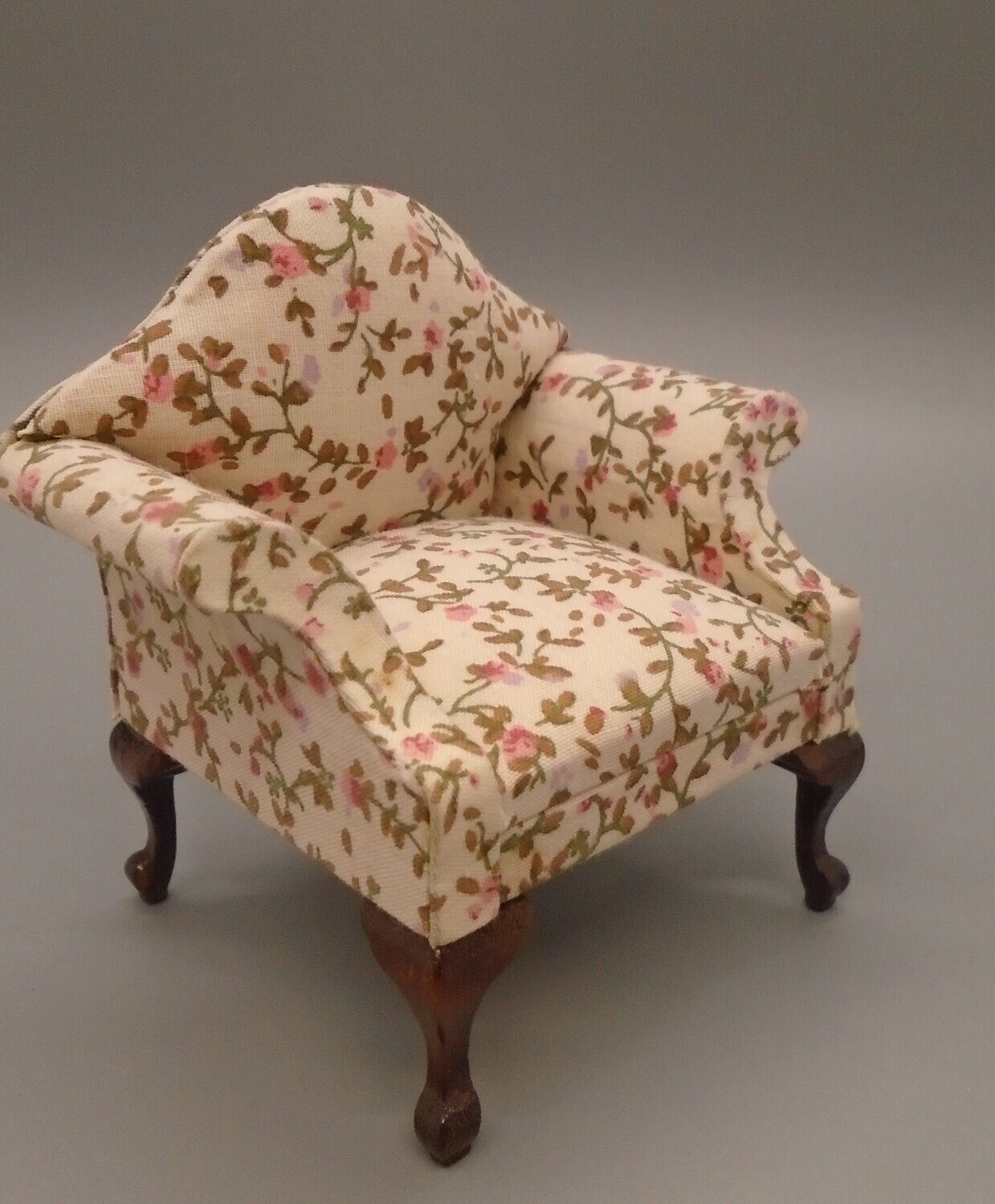 PRETTY FLORAL ARMCHAIR