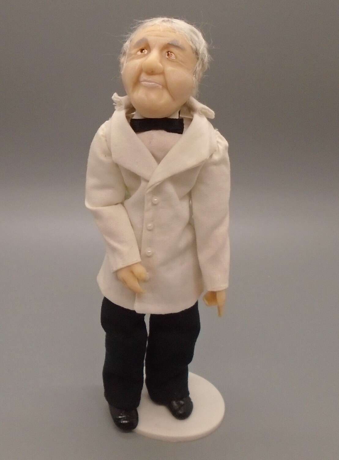 VINTAGE O0OAK ARTISAN MADE FIGURE OF AN OLD MAN IN WHITE JACKET