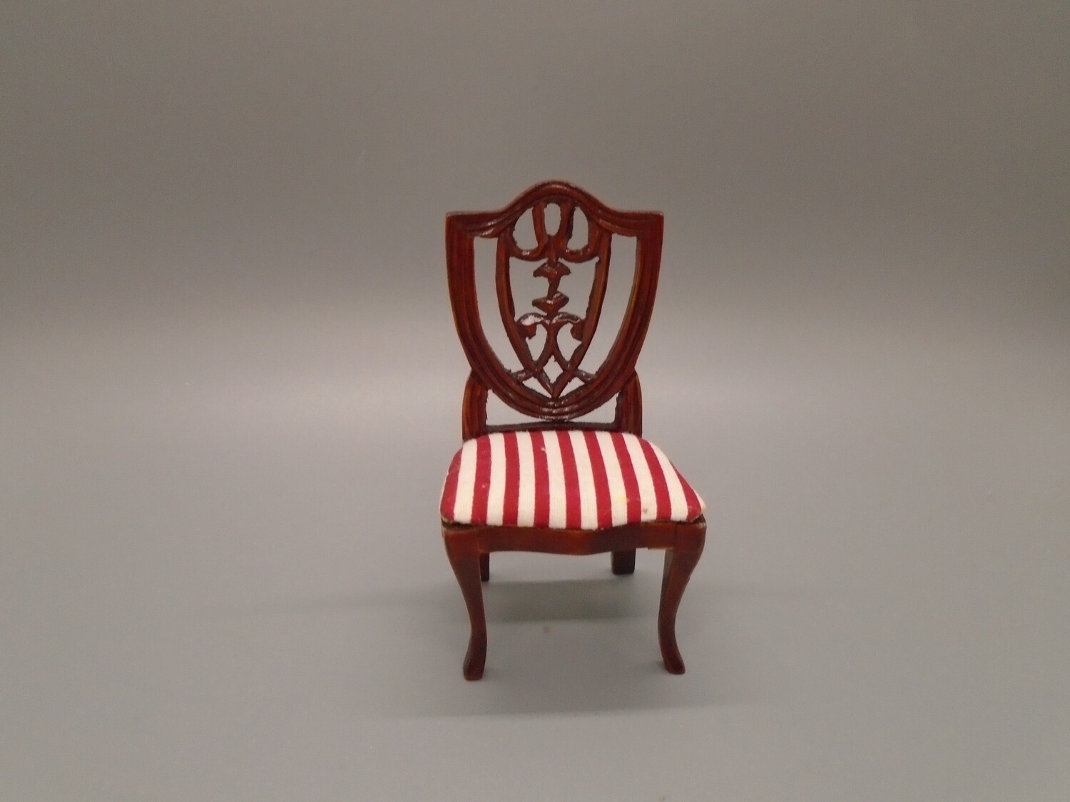 FORMAL CHAIR