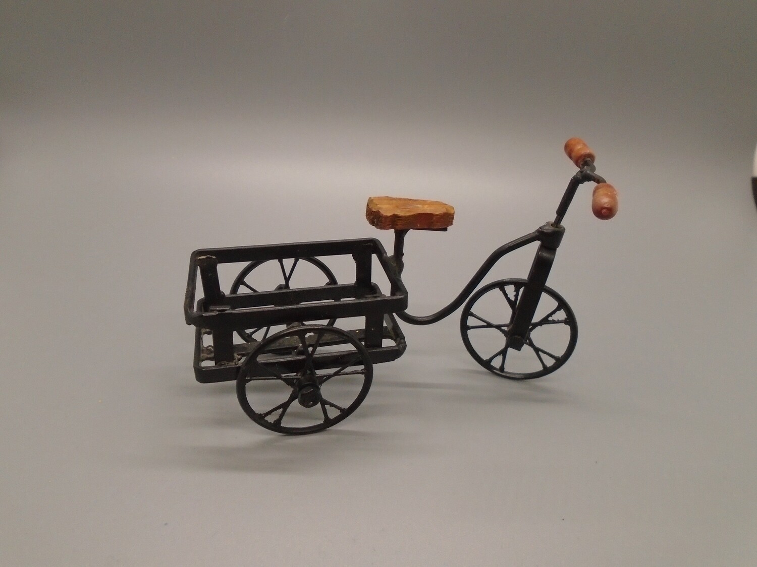 DELIVERY BICYCLE WITH STORAGE CAGE