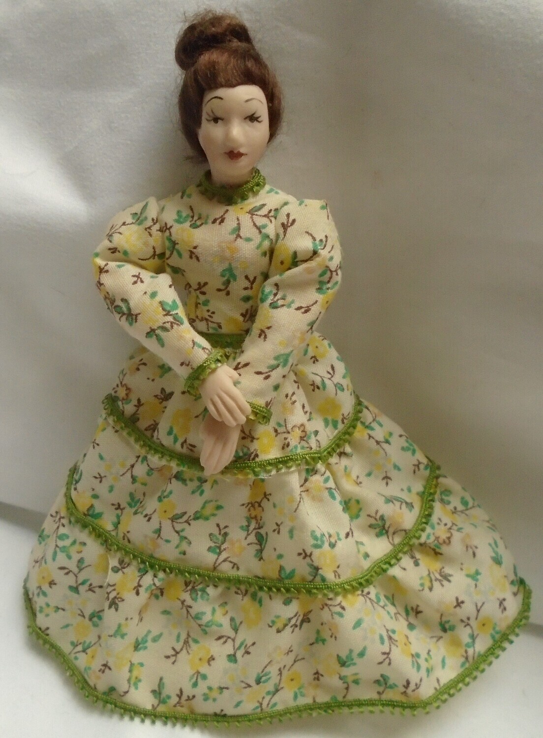 VINTAGE LADY IN FLORAL GREEN