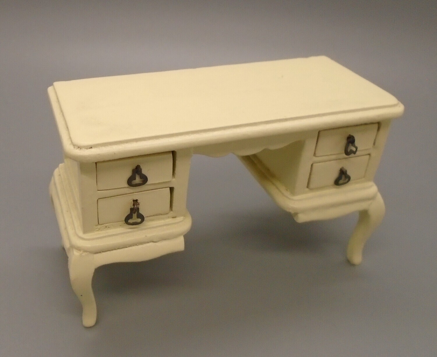 CREAM DRESSING TABLE