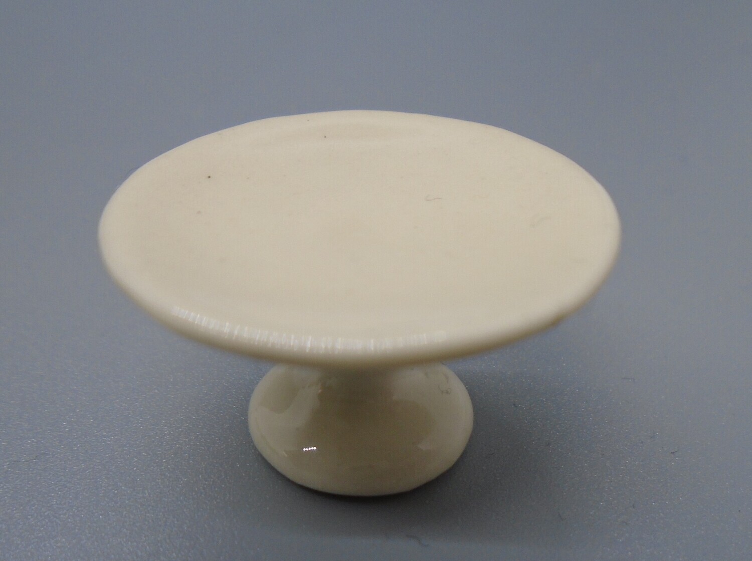 CREAM CERAMIC CAKE STAND