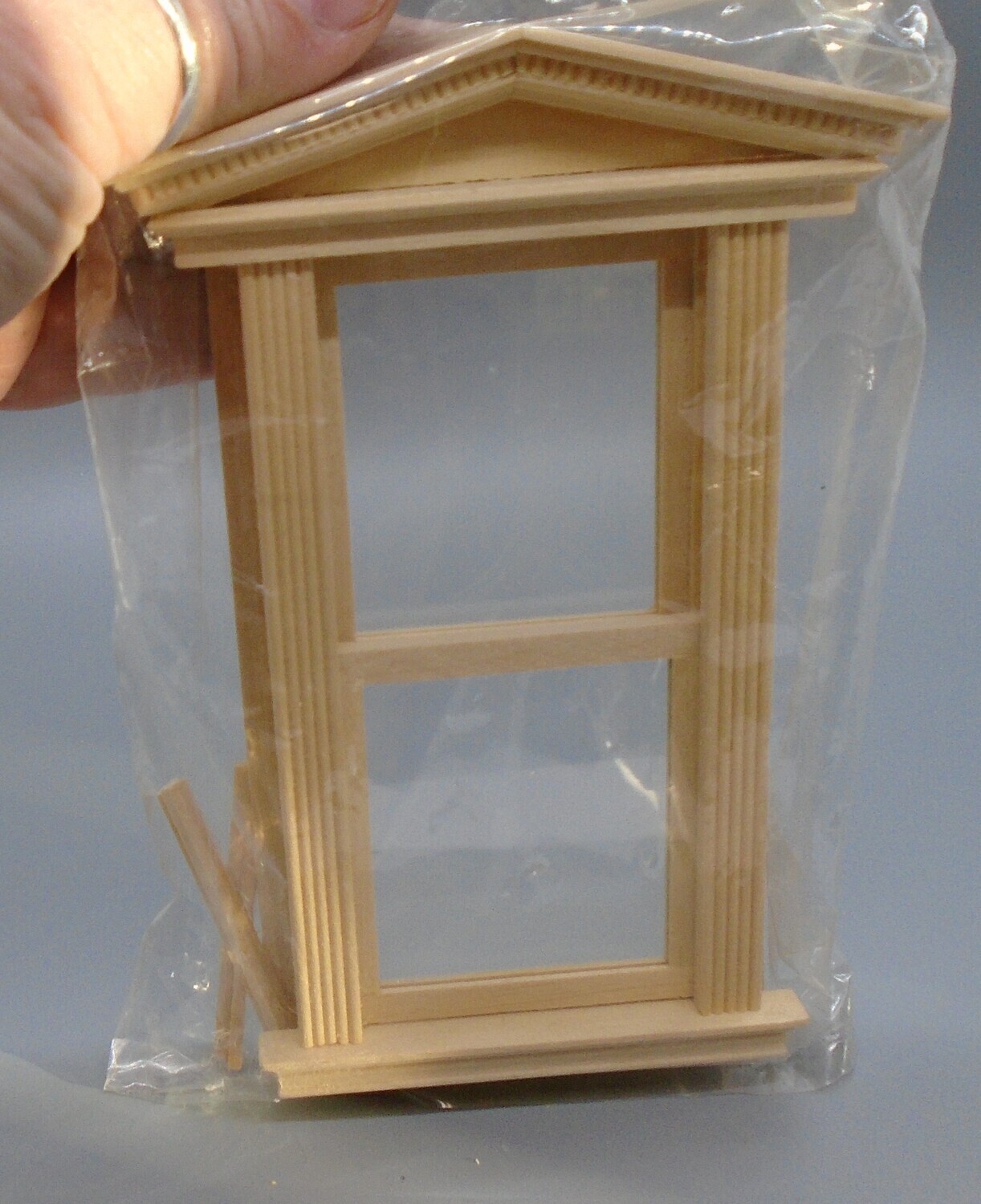 WINDSOR WINDOW WITH DENTIL TRIM