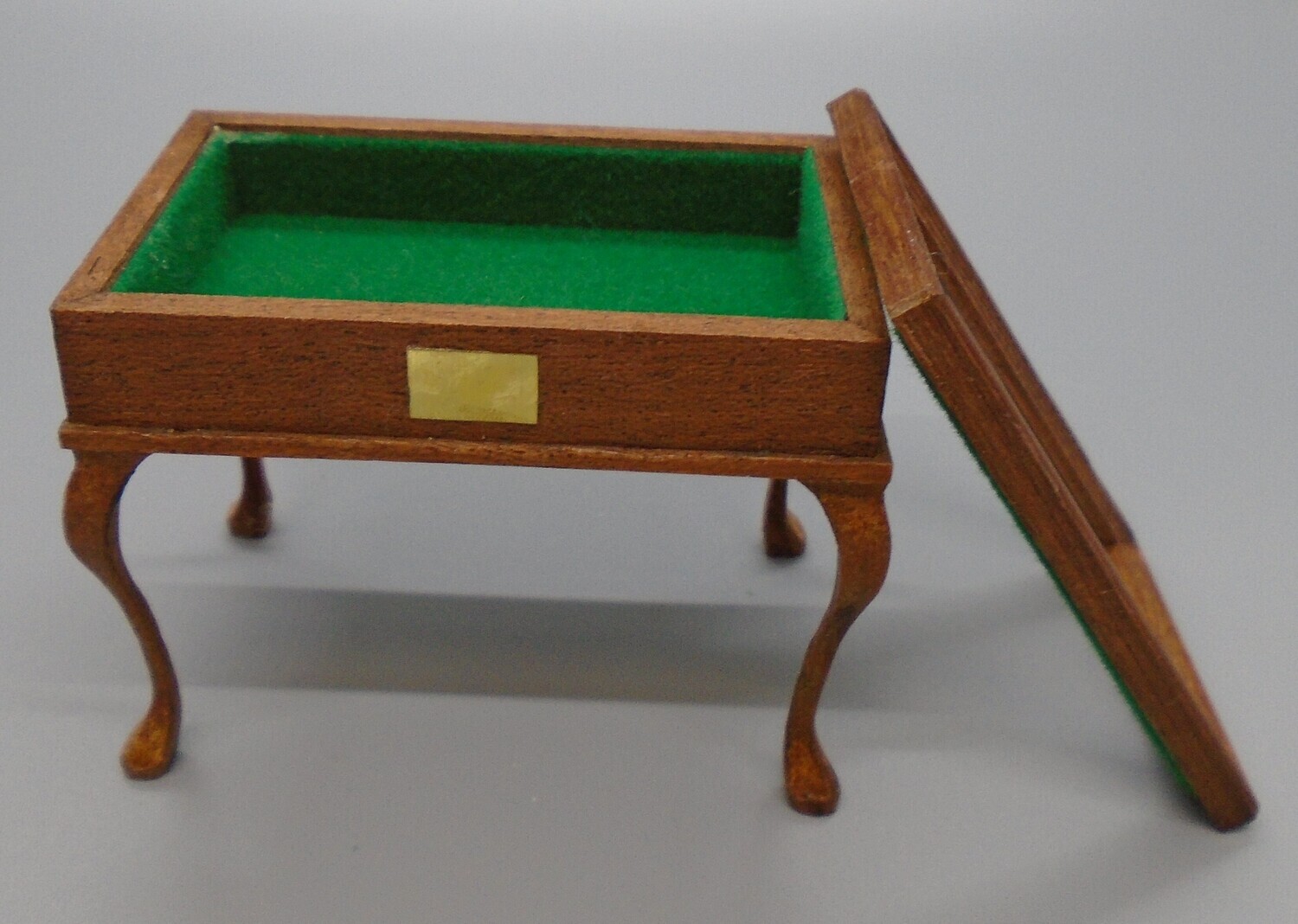 DISPLAY TABLE WITH REMOVEABLE LID