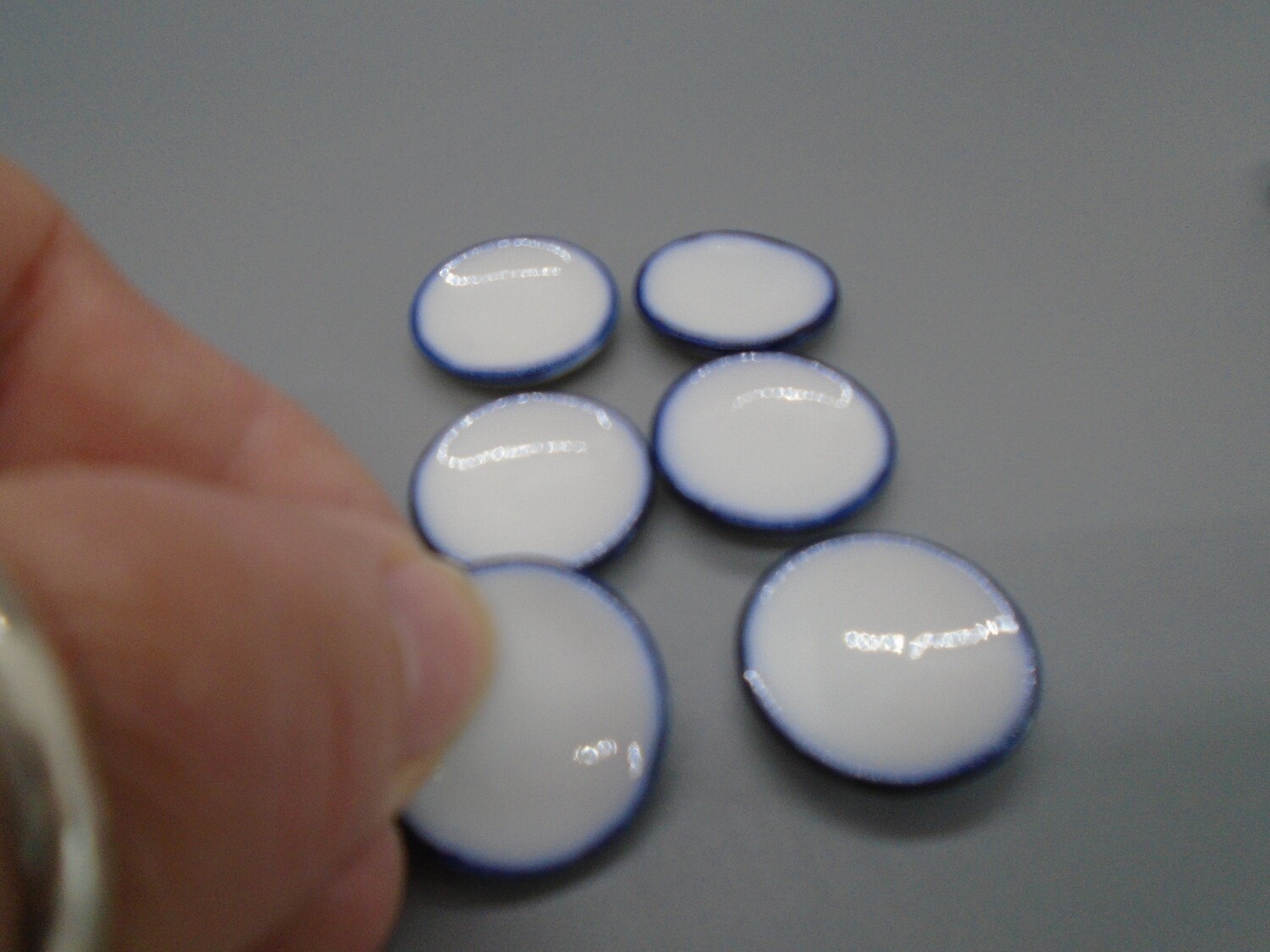 SET OF 6 SMALL PLATES IN PLAIN WHITE WITH BLUE TRIM