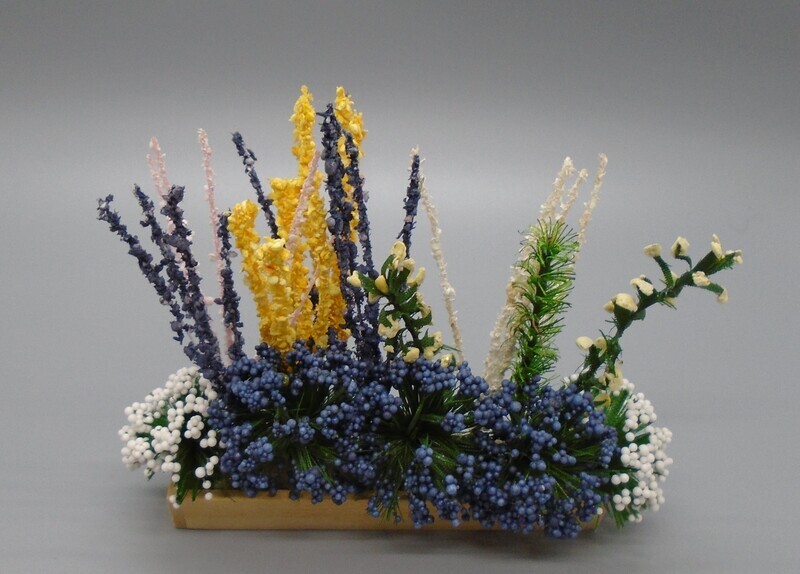 BEAUTIFUL PLANTER WITH A RANGE OF DIFFERENT HEIGHT PLANTS