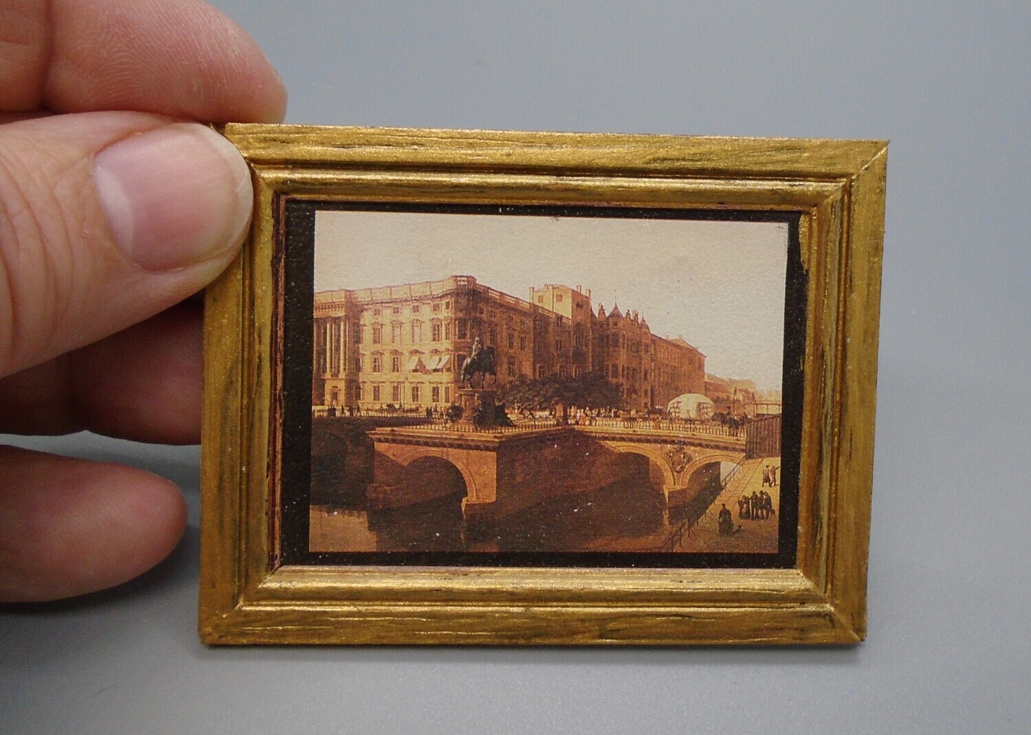 PICTURE OF BRIDGE AND LARGE BUILDING IN GOLD FRAME