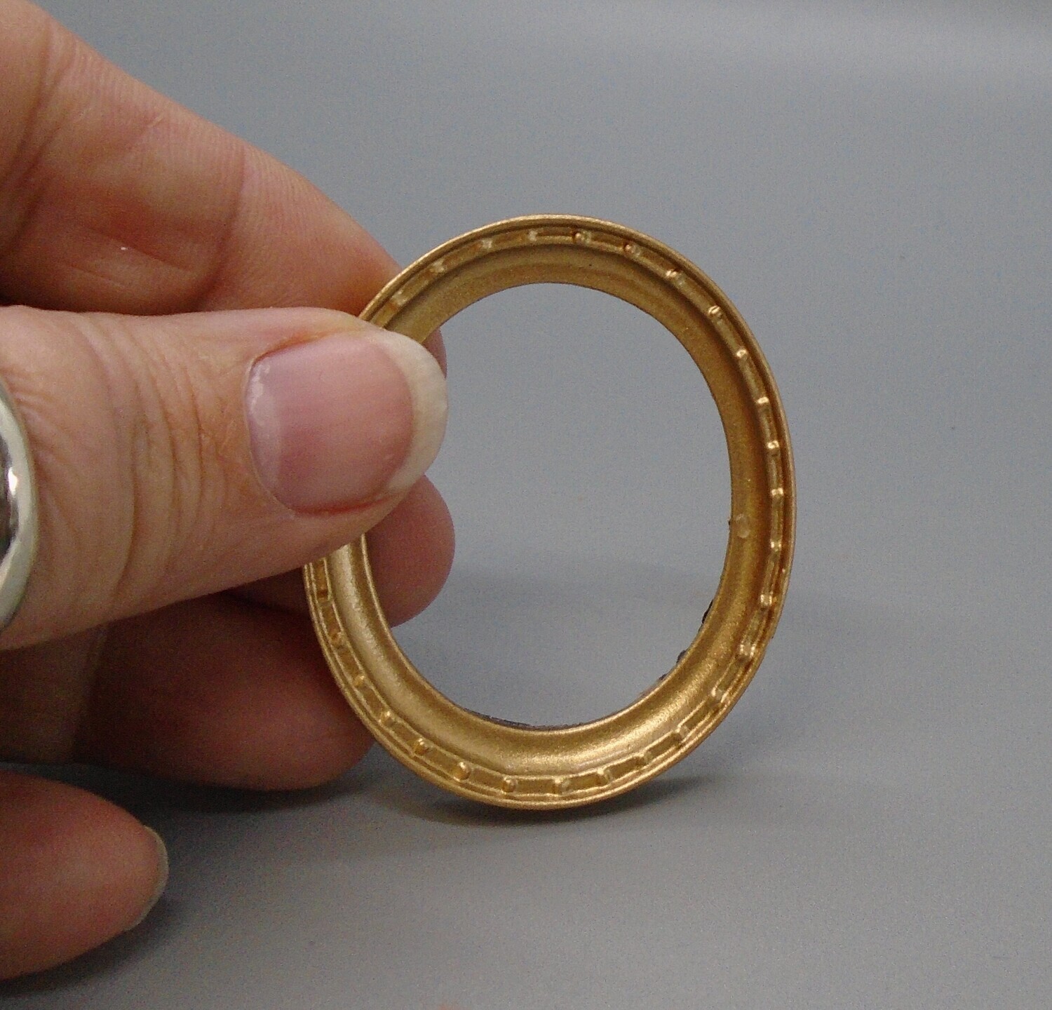 GOLD OVAL PICTURE FRAME