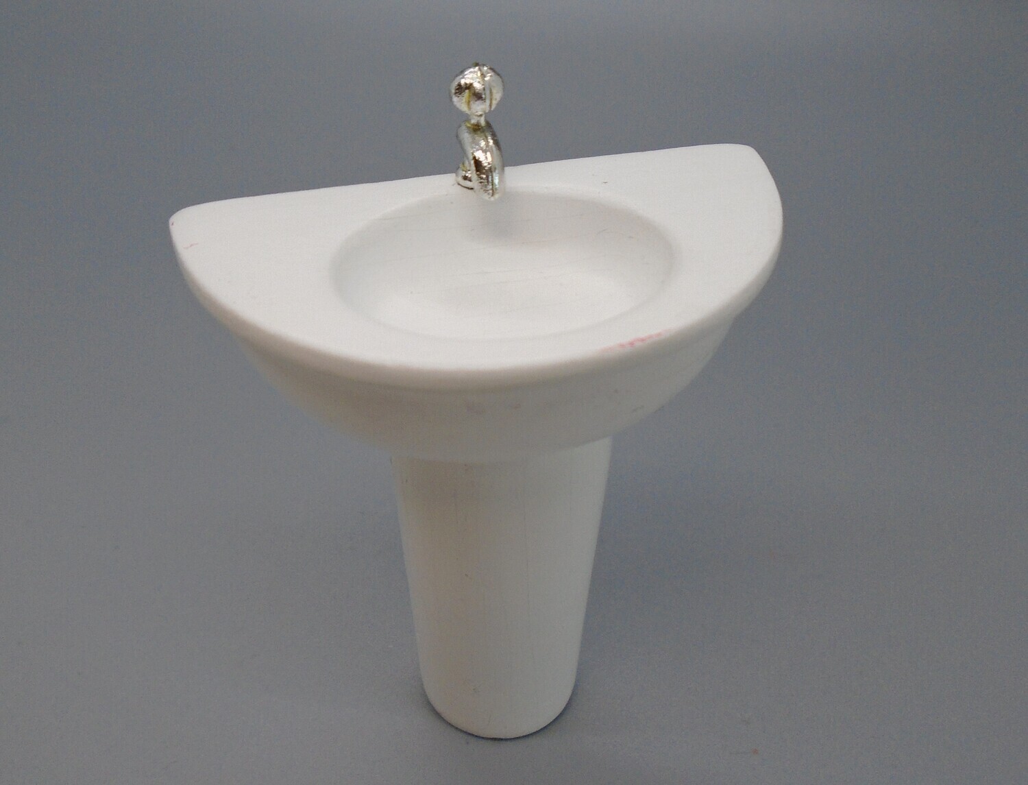 MODERN SINGLE TAP SINK IN WHITE