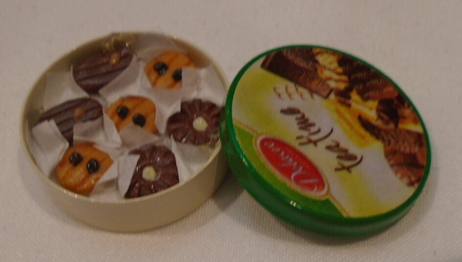 DELUXE TIN OF BISCUITS
