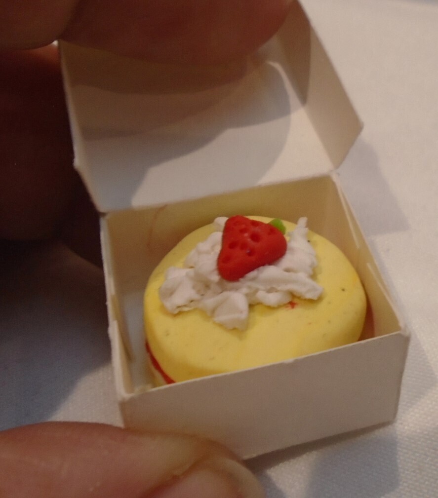 VICTORIA SPONGE WITH CREAM AND STRAWBERRY ON TOP IN BOX