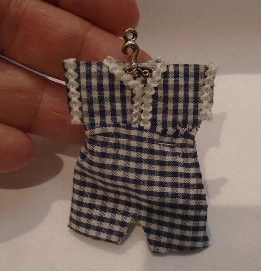 CHILDS OUTFIT ON HANGER