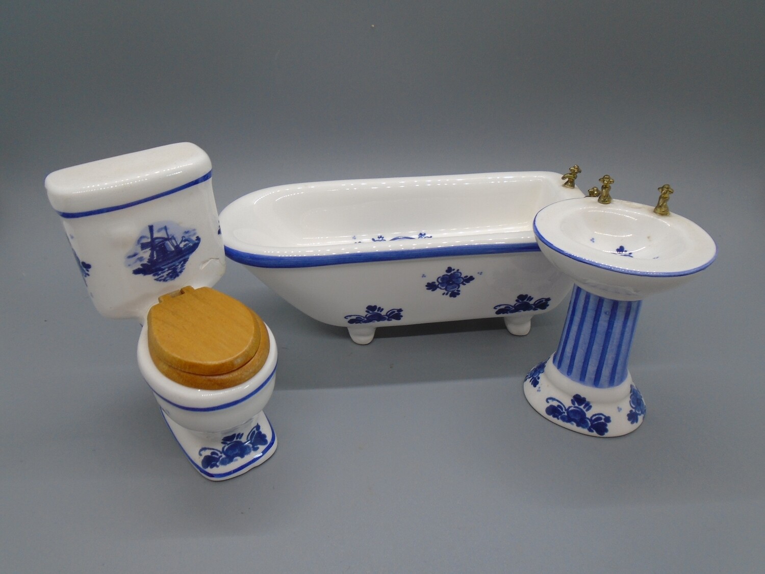 DAMAGED BATHROOM SET