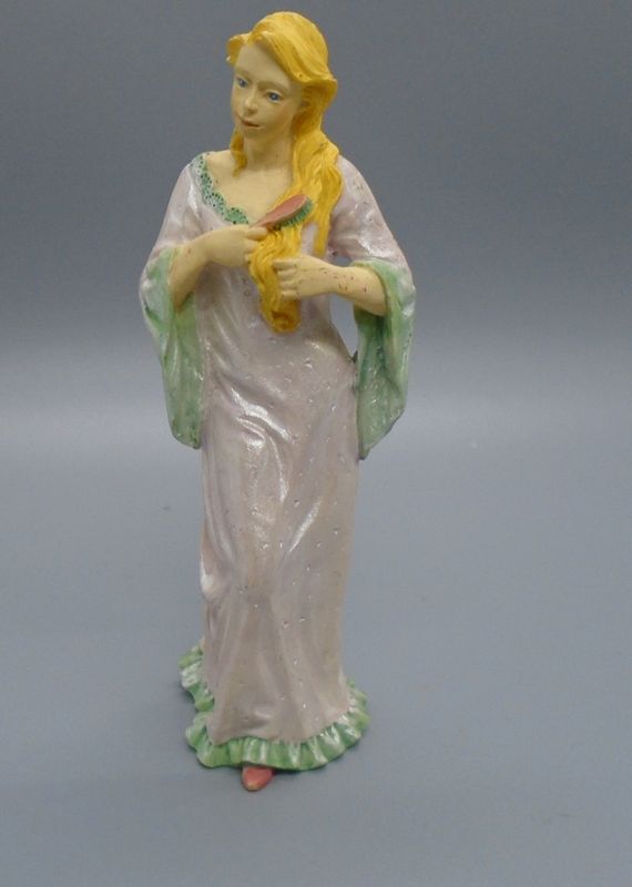 LADY BRUSHING HER HAIR-PL773