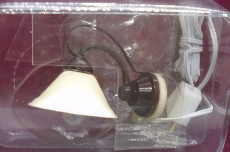 WALL LIGHT