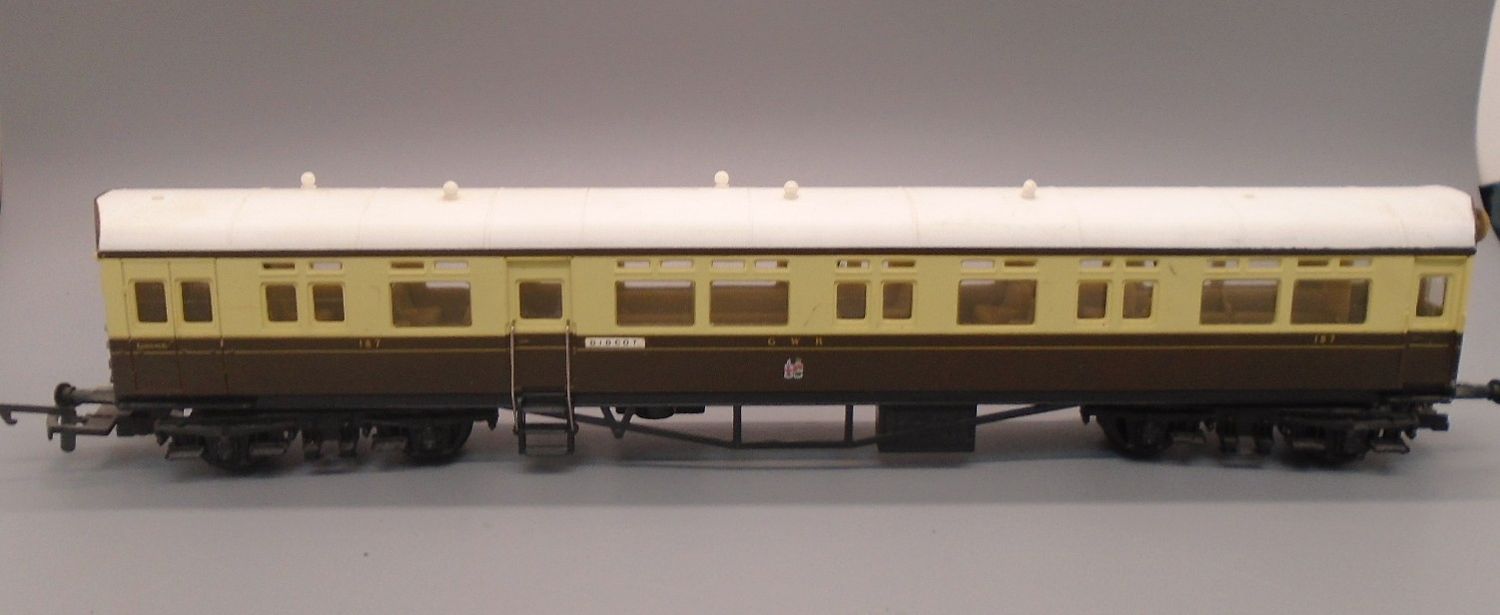 00 GAUGE PRE-LOVED COACH