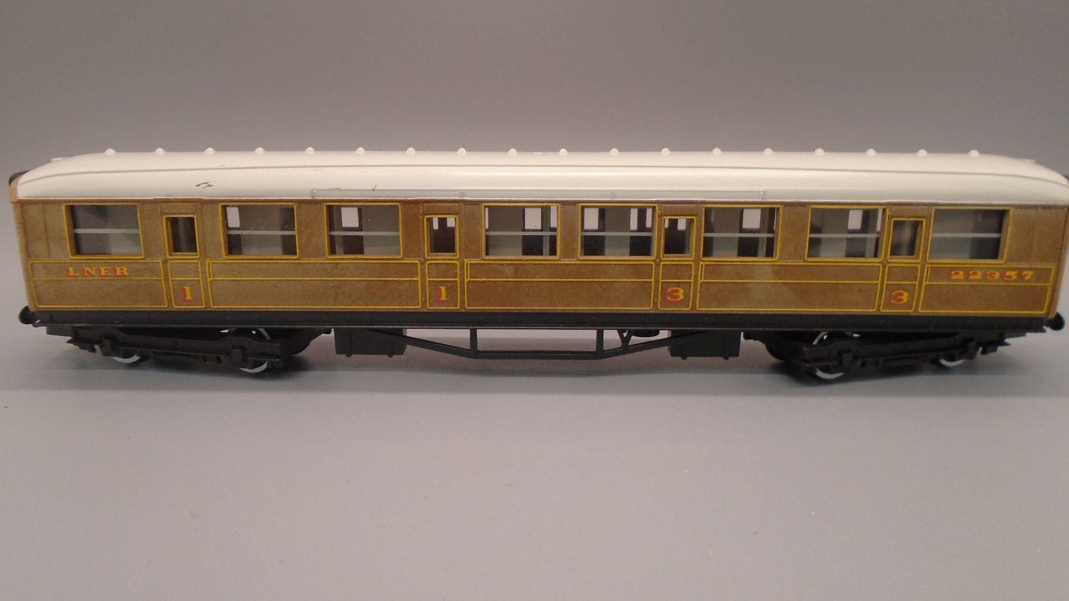 00 GAUGE PRE-LOVED COACH