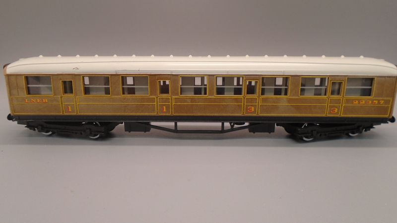 00 GAUGE PRE-LOVED COACH