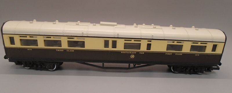 00 GAUGE PRE-LOVED COACH IN BOX