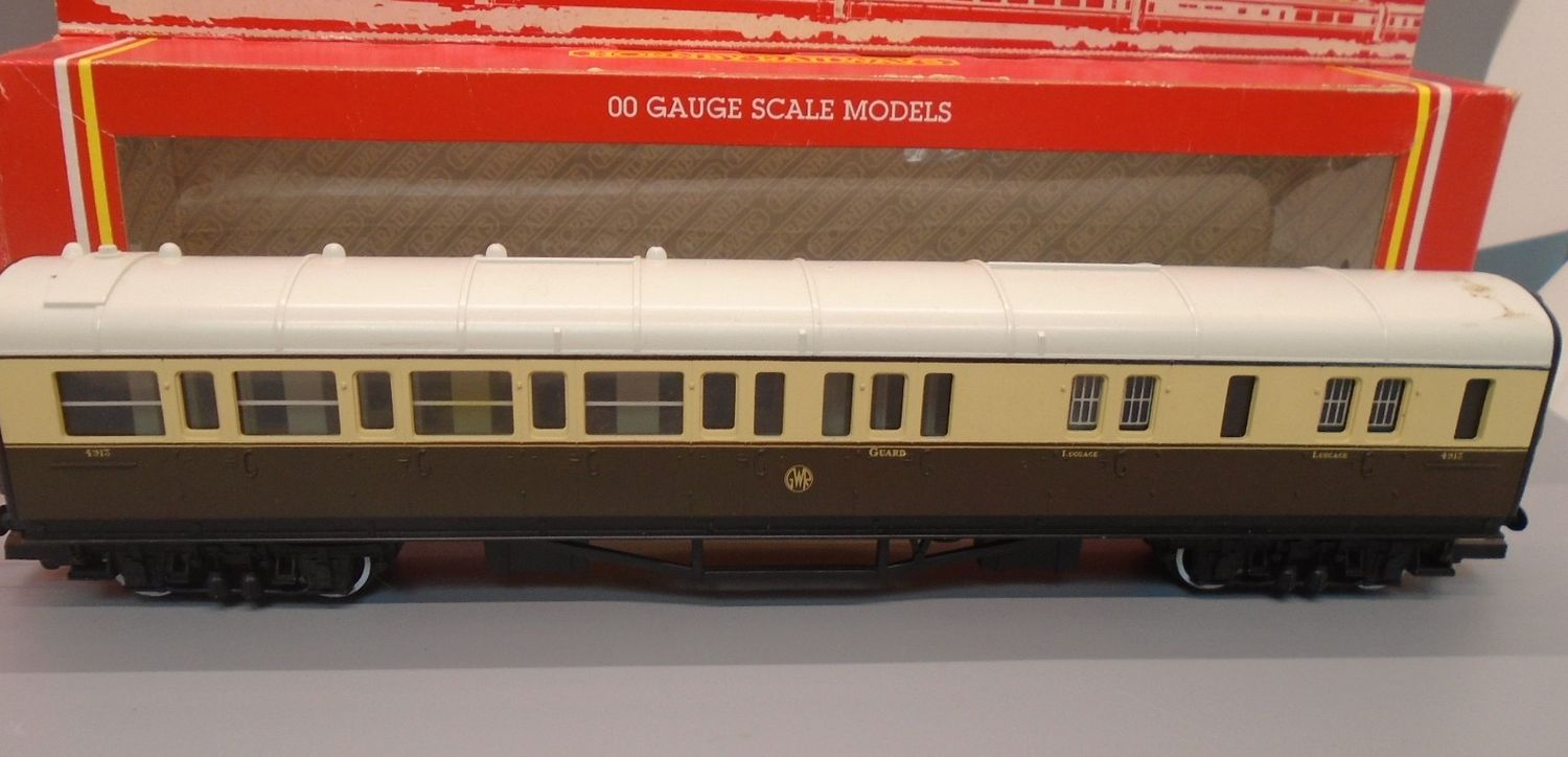 00 GAUGE PRE-LOVED COACH IN BOX