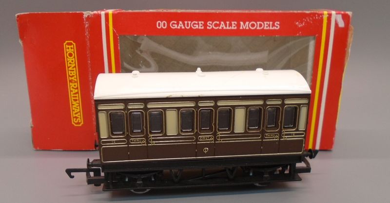 00 GAUGE PRE-LOVED COACH IN BOX