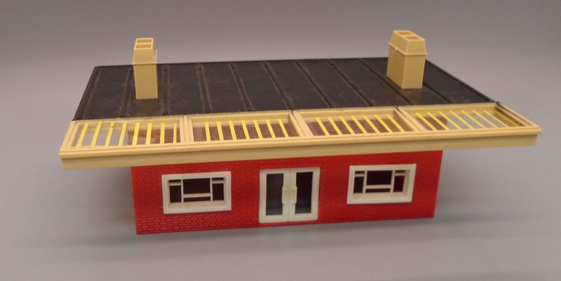 PRE-LOVED 00 GAUGE WAITING ROOM
