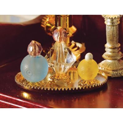 PERFUME BOTTLE SET ON TRAY