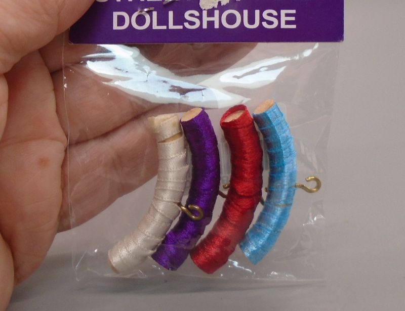 PACK OF 4 COAT HANGERS