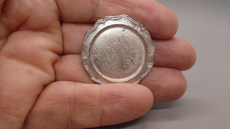 LARGE METAL PLATE
