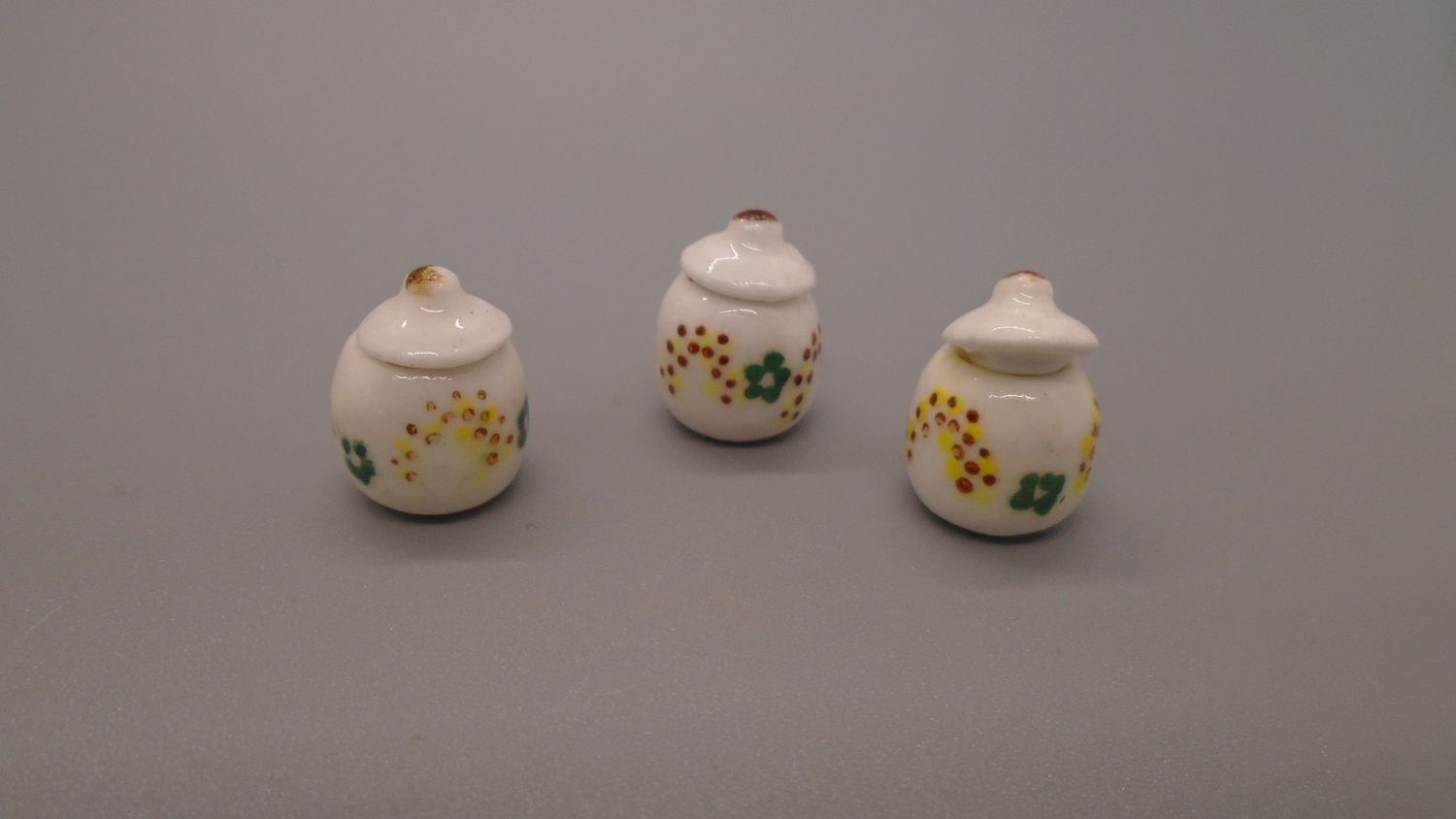 3 STORAGE POTS WITH LIDS