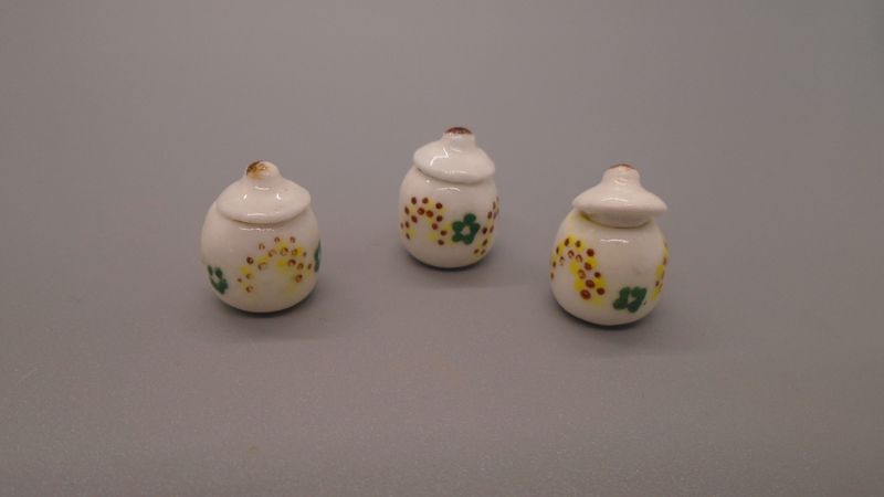 3 STORAGE POTS WITH LIDS