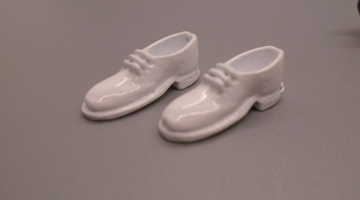 PAIR OF MENS WHITE SHOES PAIR OF MENS WHITE SHOES