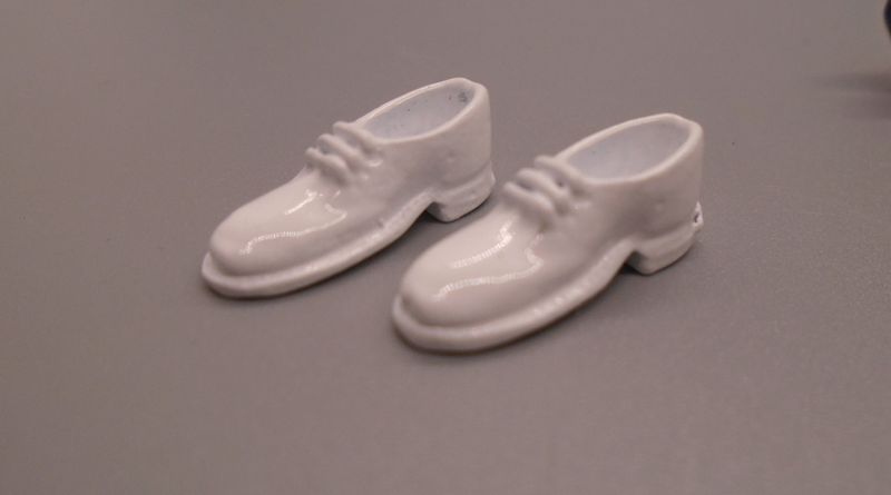 PAIR OF MENS WHITE SHOES