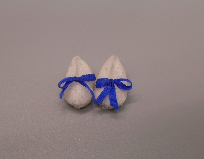 WHITE SLIPPERS WITH BOWS