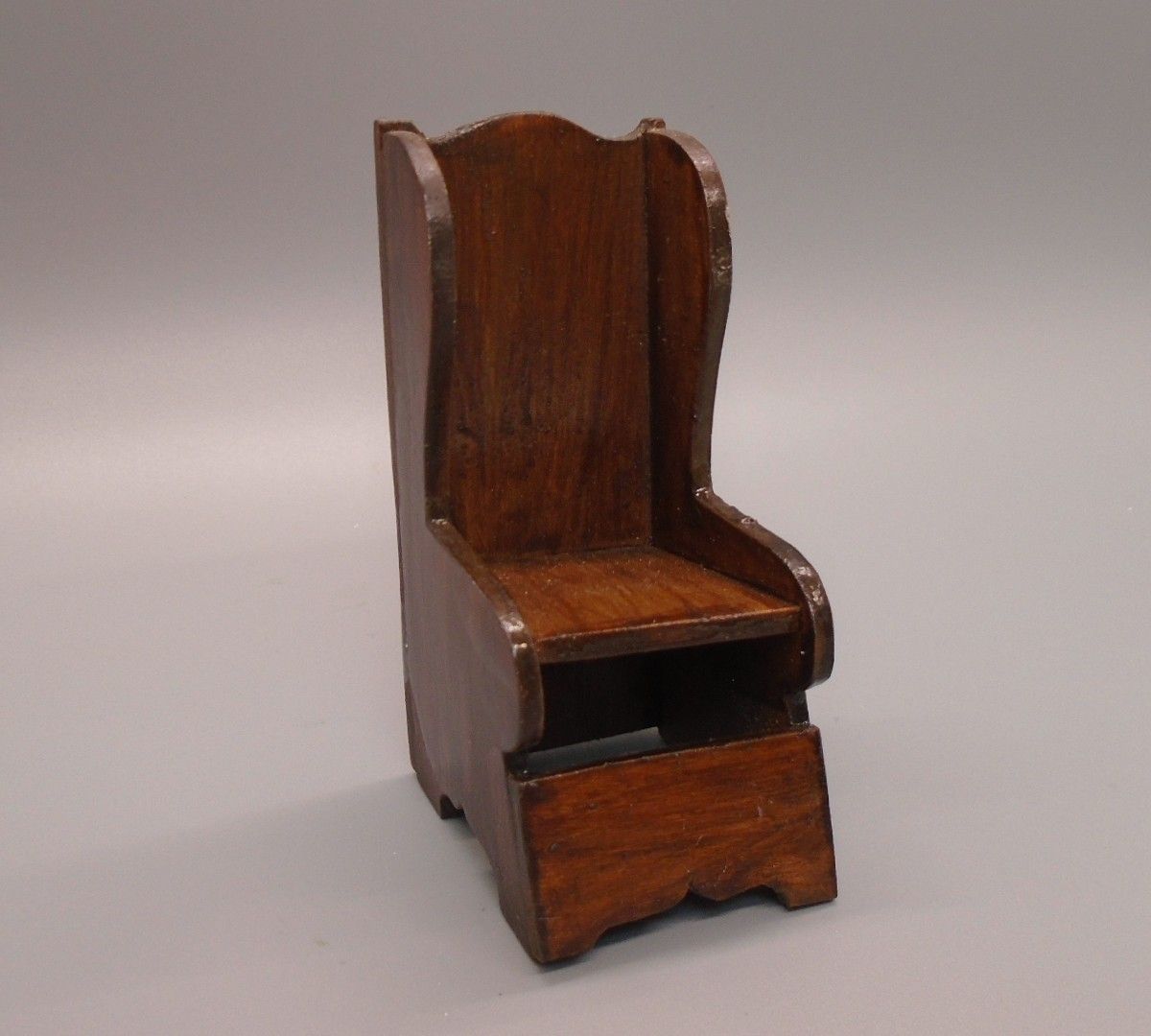 CHILDS TUDOR STYLE CHAIR
