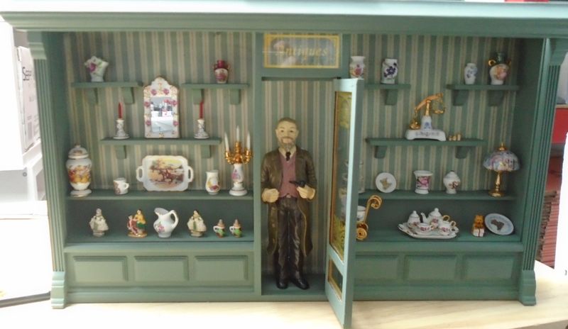 REUTTER DOUBLE FRONTED SHOP DISPLAY BOX