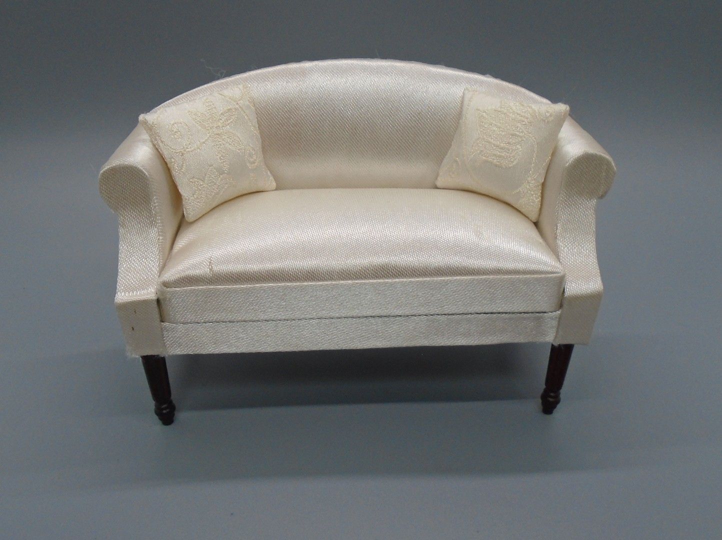 DELICATE CREAM SOFA WITH 2 CUSIONS