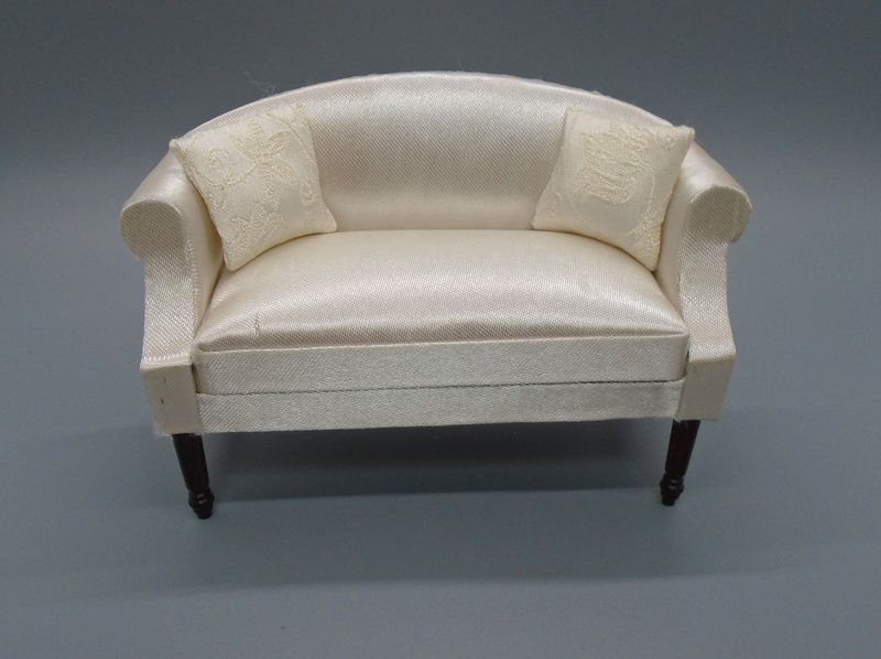 DELICATE CREAM SOFA WITH 2 CUSIONS