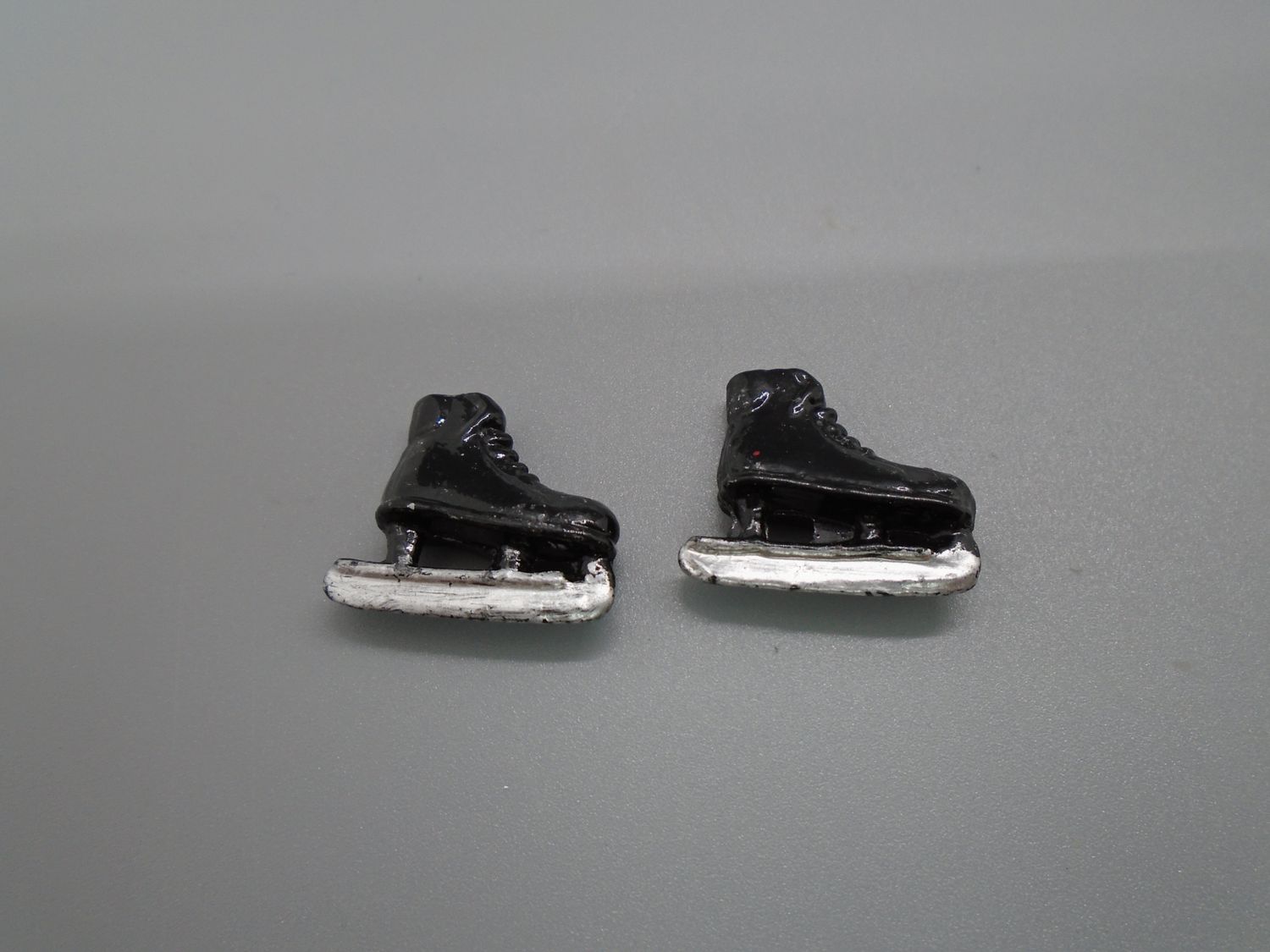 PAIR OF SKATES