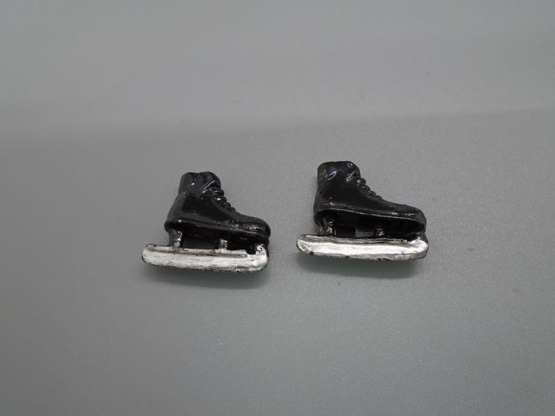 PAIR OF SKATES