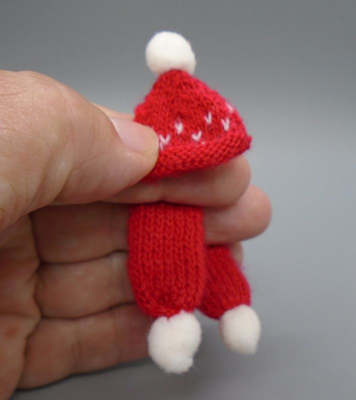 FINE KNITTED HAT AND SCARF