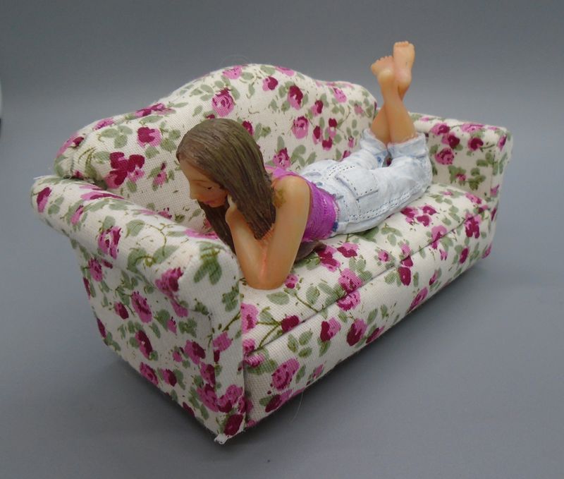 CUSTOM GIRL LYING ON FRONT